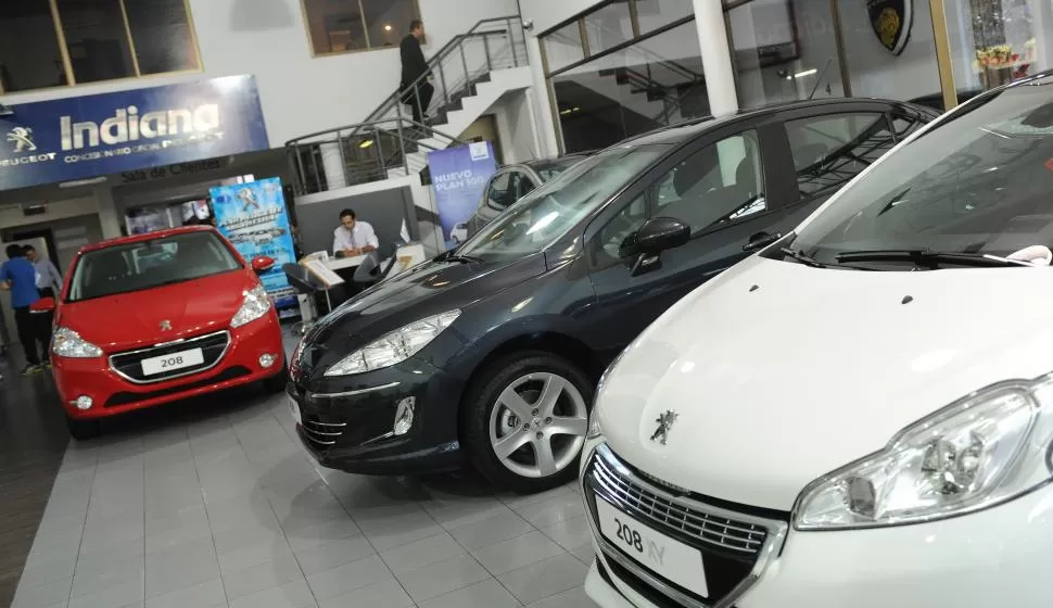 UNA MEDIDA ESPERADA. Las concesionarias aguardan que el Gobierno avance con los cambios en las alícuotas de impuestos internos para autos. la gaceta / foto de hector peralta