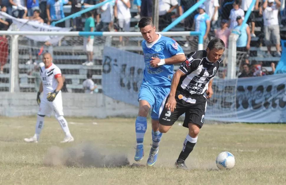  POTENCIA. Alonso del Conte (izquierda), defendió los colores de Deportivo Aguilares. la gaceta / foto de osvaldo ripoll (archivo)