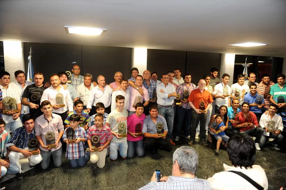 SONRISAS Y TROFEOS. Pilotos y navegantes posan para las fotos en el hall central de la Legislatura. Dejaron atrás un año difícil, pero muy productivo. la gaceta / foto de héctor peralta