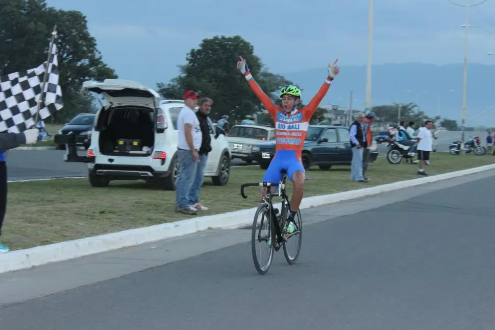 DE TAL PALO.... El presente de “Zaquito” pone muy feliz a Zacarías Khoder. 