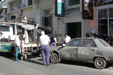 “Limpiaron” de vehículos los frentes de las comisarías 1ª y 2ª