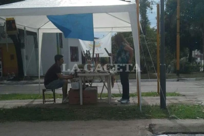 Pusieron una carpa en medio de la ciclovía