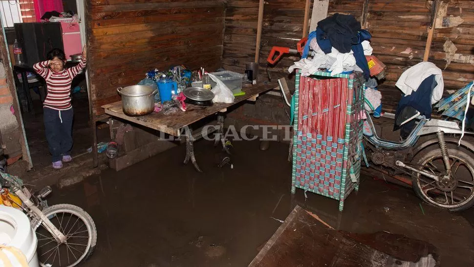 ANGUSTIA EN NOCHEBUENA. La zona de Canal Sur y avenida de Circunvalación fue la más afectada por las precipitaciones. LA GACETA / FOTO DE FLORENCIA ZURITA