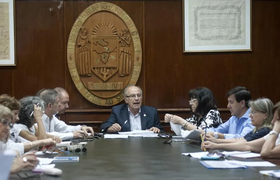 TENSA REUNIÓN. El vicerrector presidió ayer un cónclave de casi tres horas con los 13 decanos para analizar el Presupuesto 2016 de la UNT. la gaceta / foto de florencia zurita