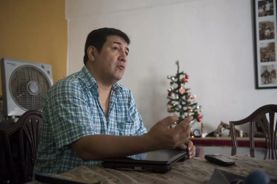 AFLIGIDO. Jorge Sosa relata el robo que sufrió, en su casa de Yerba Buena. la gaceta / foto de florencia zurita