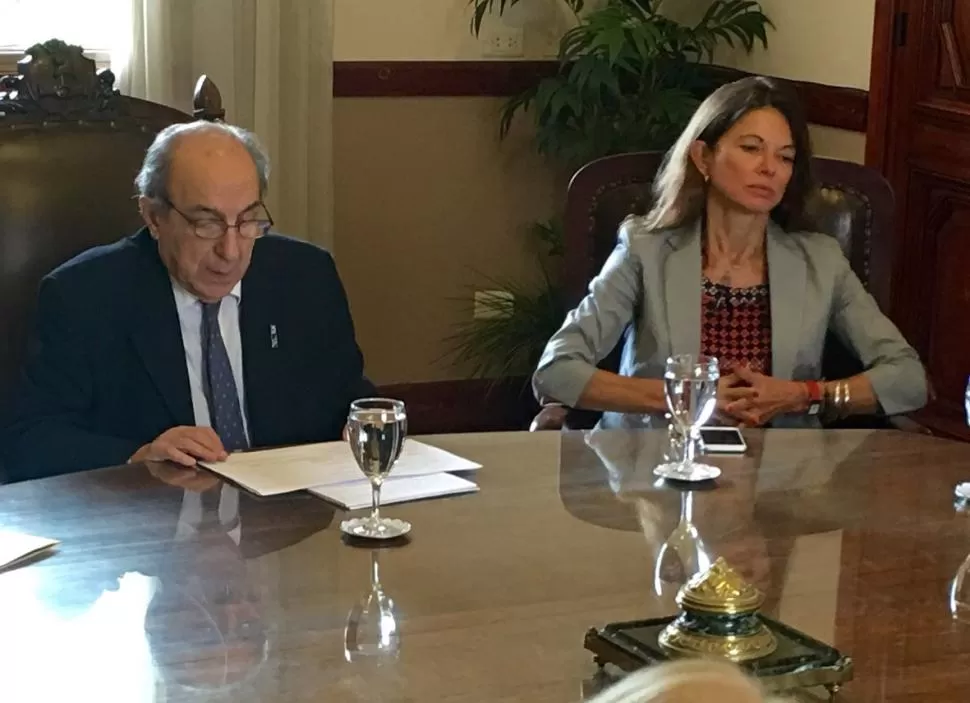 PRESIDENTE Y VOCAL DECANA. Antonio Gandur y Claudia Sbdar en la sala de acuerdos del alto tribunal provincial. la gaceta / foto de archivo