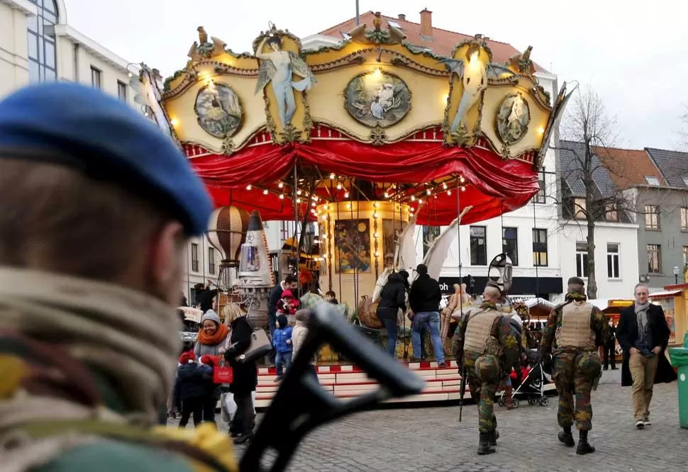 SEGURIDAD. La gente pasea por Bruselas ante la mirada de los soldados. reuters