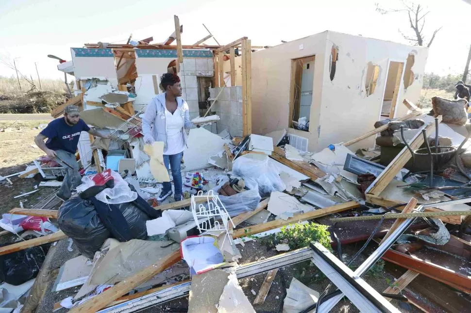 DESTROZOS. Cientos de viviendas quedaron destruidas por los vientos. reuters