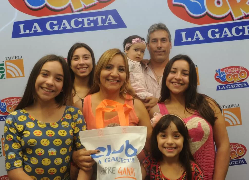 “FAMILIÓN”. Lorena, acompañada de sus cinco hijas y su marido, Marcelo. la gaceta / fotos de Antonio Ferroni