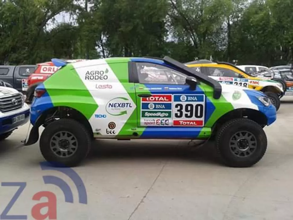 DE LA CIUDAD AL DAKAR. El Seat León es un auto que habitualmente circula en las calles de los países europeos. Un binomio lituano piloteará un prototipo adaptado. foto de zaratealerta.com.ar