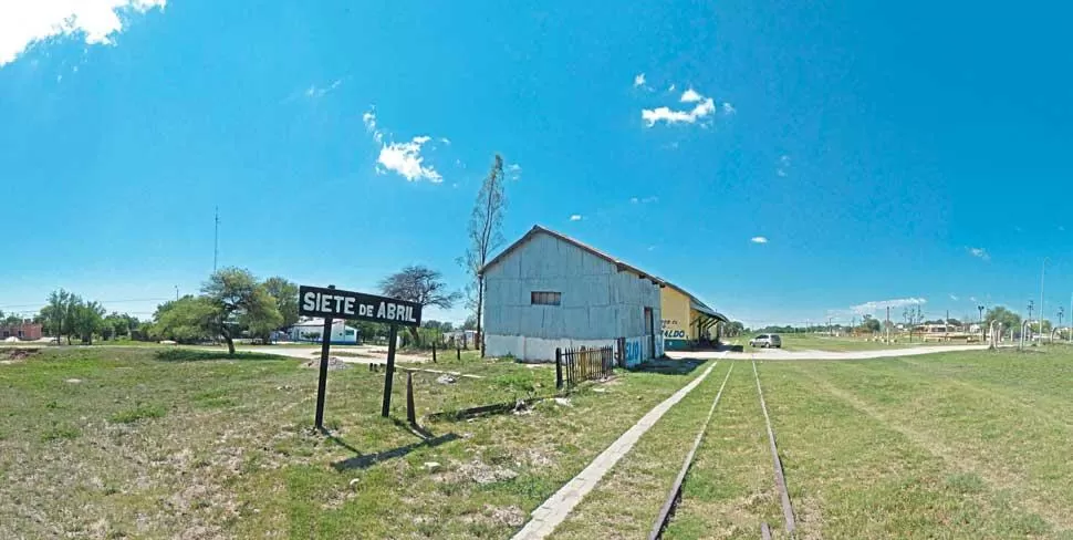 CONTRASTE. La vieja estación hoy es sede comunal. Los inmensos silos al frente y atrás, el club Barot, las casas nuevas y la nueva iluminación. LA GACETA / FOTOS DE OSVALDO RIPOLL