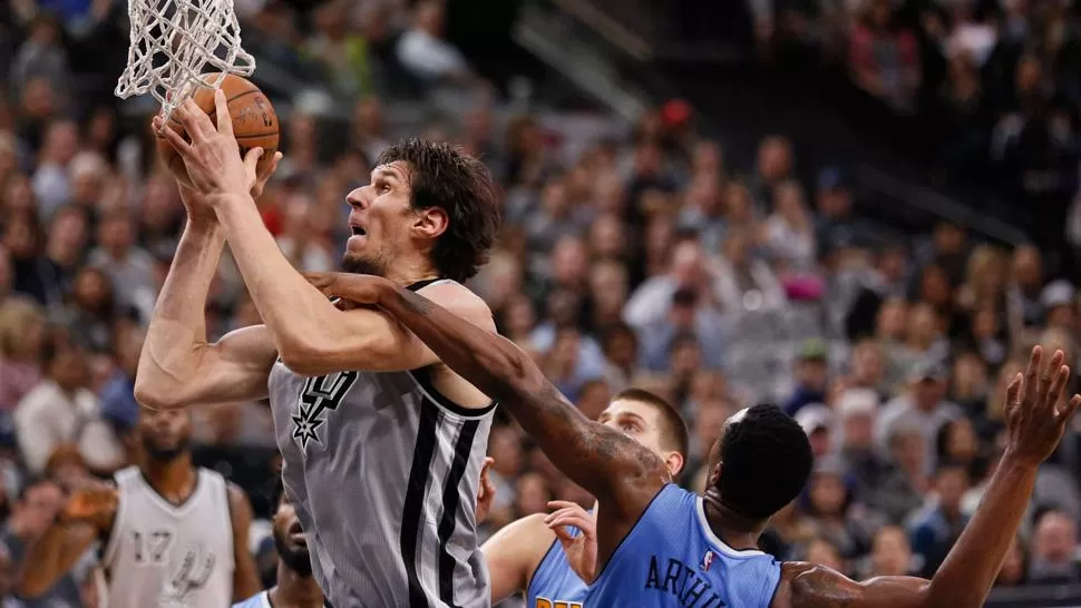 UN GIGANTE. Con sus 2,21 metros, el serbio Boban Marjanovic gana rodaje en la pintura y anoche anotó 10 puntos para Spurs. REUTERS