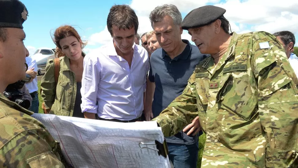 PRIMER CONTACTO. Macri recorrió la zona afectada y conversó con los encargados del operativo de rescate y evacuación de Concordia. TELAM