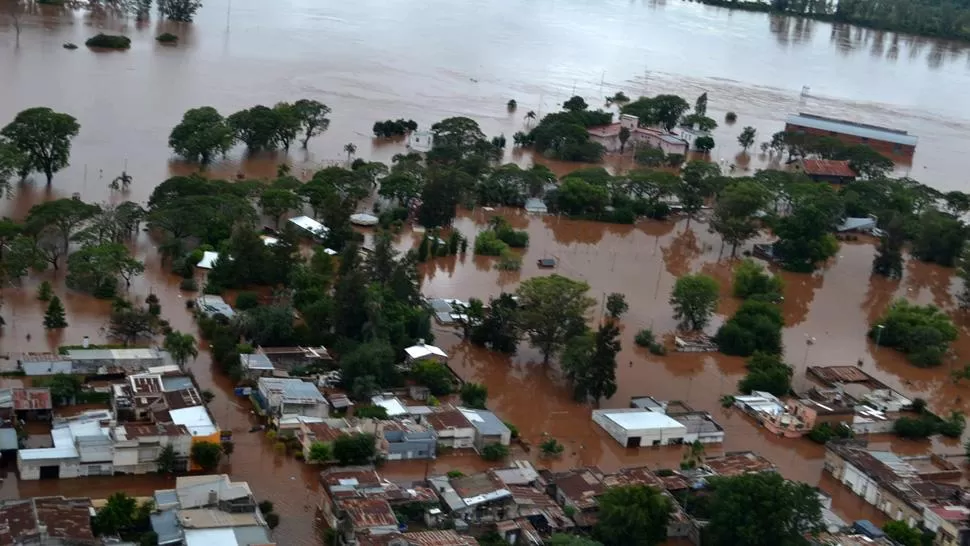 BAJO EL AGUA. Buena parte de la ciudad enterriana quedó tapada por el desborde del Uruguay. TELAM