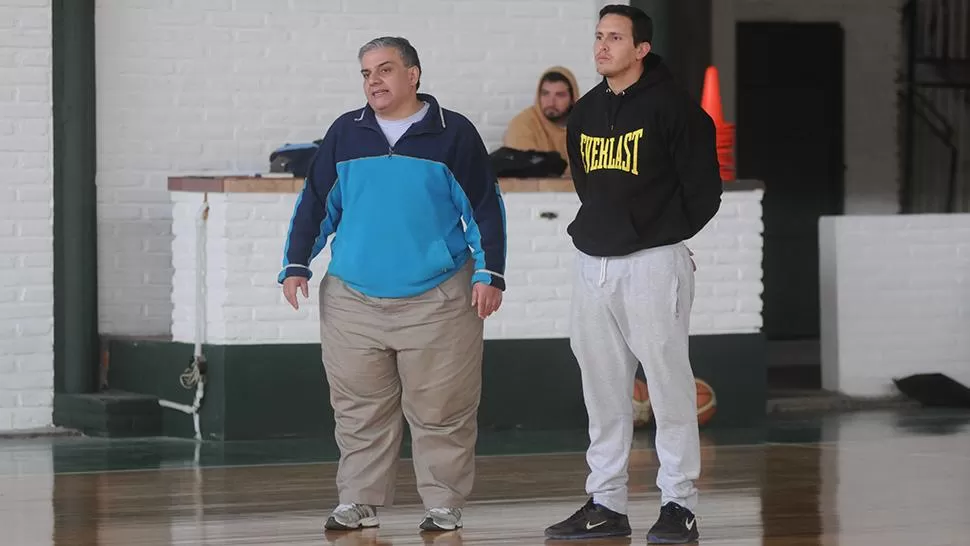 ANÁLISIS. Gabriel Albornoz,  en la foto junto al preparador físico Carlos Cánepa, hizo un balance de la actuación del Verde,
FOTO TOMADA DE PRENSA ASOCIACIÓN MITRE