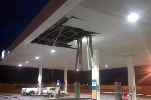 El intenso viento dañó el techo de una estación de servicio