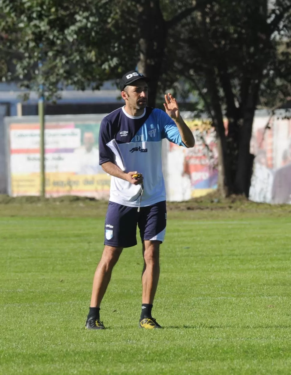 IMPACIENTE. Azconzábal está preocupado por el armado del plantel de Atlético. LA GACETA / FOTO DE HÉCTOR PERALTA (ARCHIVO)