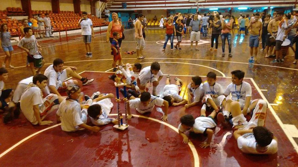 ASÍ FESTEJARON. La celebración de los chicos del Azzurro tras derrotar a Belgrano en la final.
FOTO TOMADA FACEBOOK CENTRAL CORDOBA