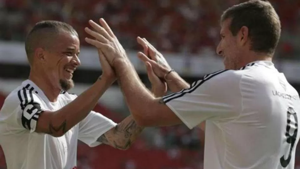 SALUDO. Palermo marcó su primer gol tras el centro de D'Alessandro. (LANACIÓN.COM)