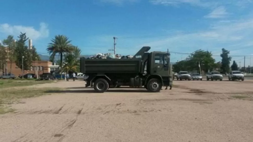 CARGADO DE BASURA. La colaboración del Ejército en la recolección de residuos se realizará durante tres meses. FOTO TOMADA DE RIOJAPOLITICA.COM