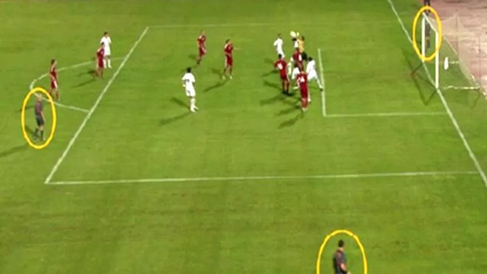 ESTILO EUROPEO. Árbitros asistentes para ayudar a los jueces de negro. (INFOBAE)