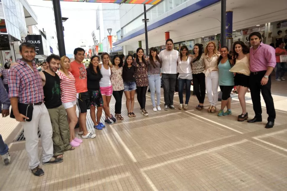 JÓVENES SOLIDARIOS. El grupo que se armó sólo con el objetivo de ayudar a pasar una Nochebuena diferente a los que no tienen casa ni compañía. la gaceta / foto de inés quinteros orio