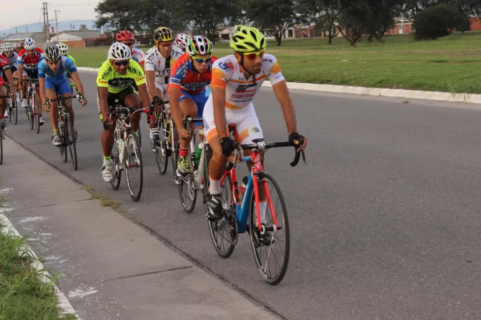 FIGURA. Daniel Díaz encabeza el pelotón en una prueba en Lomas de Tafí. foto de raúl carranza