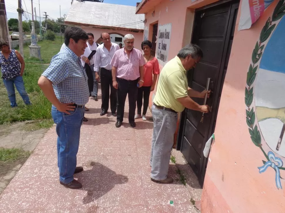 INGRESO. Lobo accede a la comuna, tras la protesta. Salomón lo observa detrás, junto a vecinos y funcionarios. la gaceta / fotos de rodolfo casen