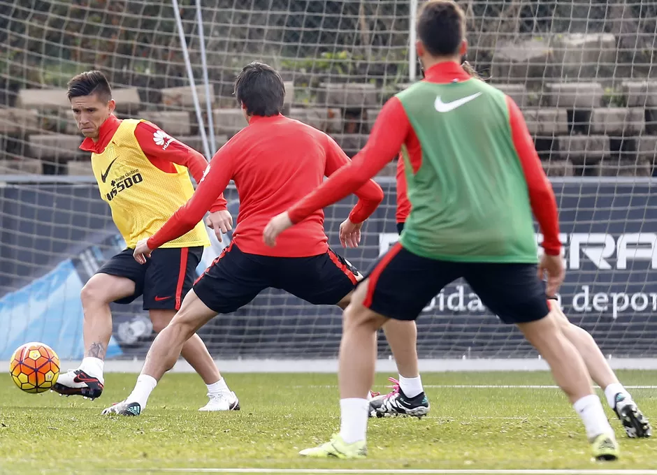 CON SUS NUEVOS COMPAÑEROS. En la práctica, el “Colo” Kranevitter jugó para el equipo suplente del Atlético de Madrid. clubatleticodemadrid.com/