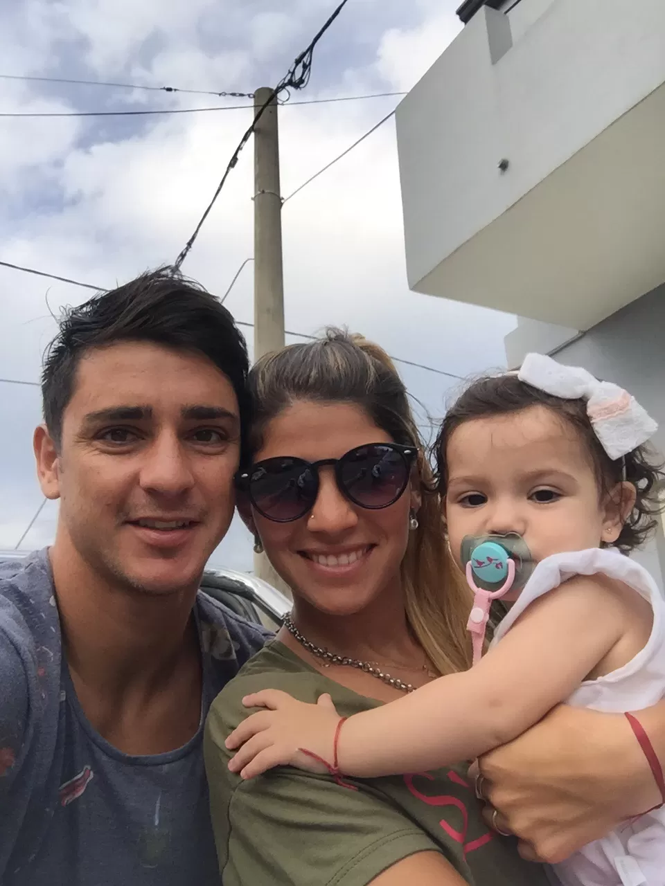 LISTOS PARA LA SELFIE. Fernando, su esposa Fernanda y su hija Olivia recibirán a 2016 de la mejor manera: con mudanza y jugando en Primera con Altético. gentileza fernando zampiedri