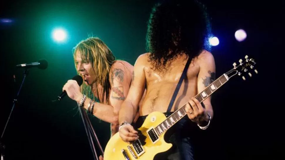 ¿SE LOS VOLVERÁ A VER ASÍ? Axl y Slash, en otros tiempo. FOTO TOMADA DE ROLLINGSTONE.COM