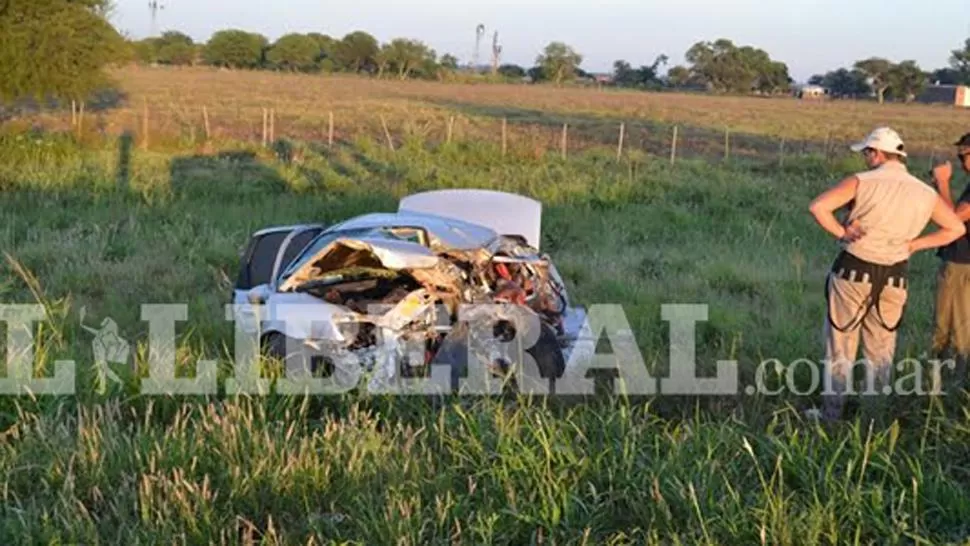 IMPACTANTE. El Chevrolet Corsa quedó destruido tras el impacto. FOTO TOMADA DE ELLIBERAL.COM.AR