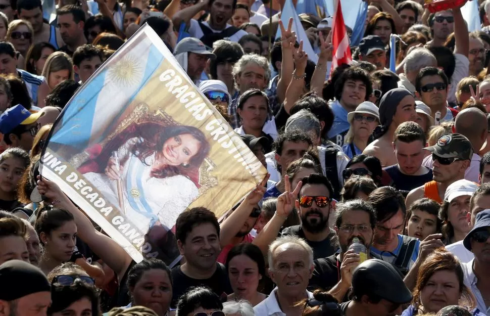 LA PLAZA DE LA DESPEDIDA. Nunca a un presidente de la Nación lo habían acompañado decenas de miles de ciudadanos. Cristina disfrutó el momento. reuters