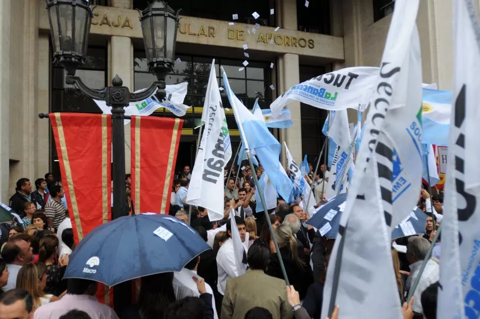 PROTESTA. En diciembre de 2012, empleados de la CPA realizaron un abrazo simbólico ante a la sede céntrica. la gaceta / foto de inés quinteros orio (archiuvo)