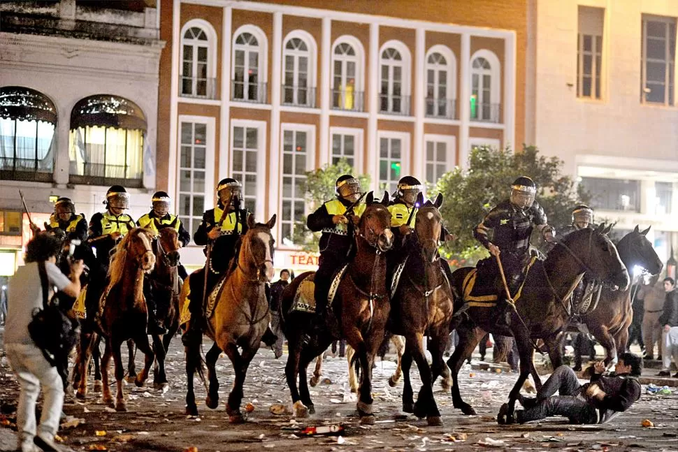 LA VERGÜENZA. Lejos de llevar calma a la población que se había congregado en la plaza, la Policía reprimió esa noche de manera brutal a los manifestantes. la gaceta / fotos de diego aráoz - florencia zurita