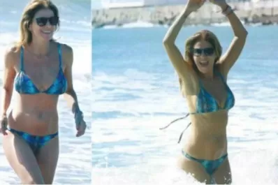 Flavia Palmiero deslumbra en bikini a los 49 años