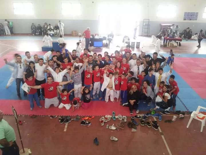 Y HAY MÁS. Parte de los yudocas del club festejan durante un torneo.  