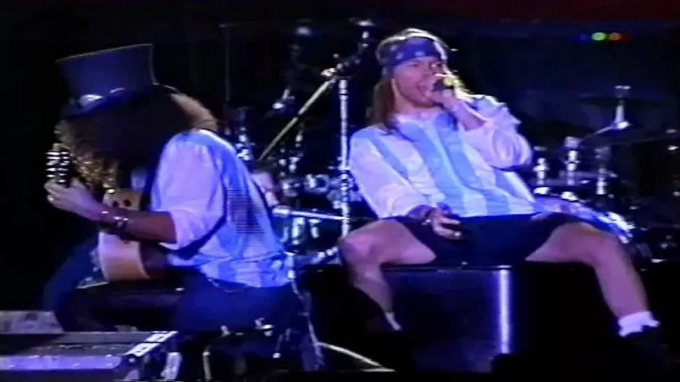 FIGURAS DEL ROCK. La guitarra de Slash y la voz de Axl, en River, en 1993. 