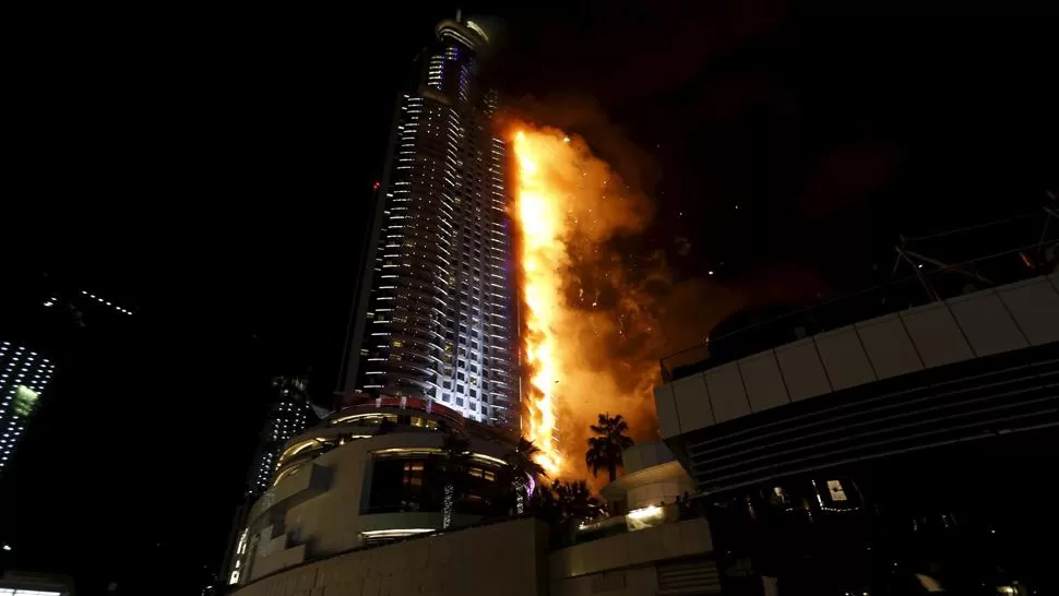 PÁNICO. Las llamas comenzaron abajo y se extendieron a lo largo del edificio. REUTERS