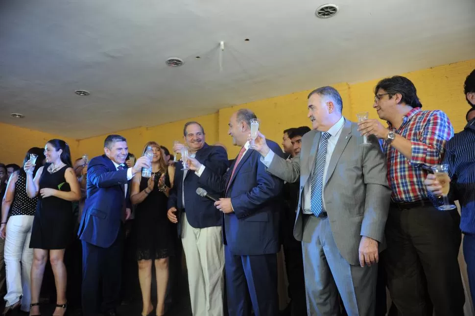 ¡SALUD! Los oficialistas alzan sus copas sobre el escenario. José Alperovich lo hace con la mano izquierda; Silman, con agua; Manzur y Jaldo también brindan. la gaceta / fotos de héctor peralta