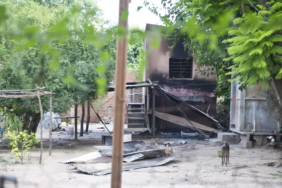 ATAQUE. La casa donde vive el adolescente acusado de abusar de un niño de ocho años quedó en ruinas. LA GACETA / FOTO DE JORGE OLMOS SGROSSO