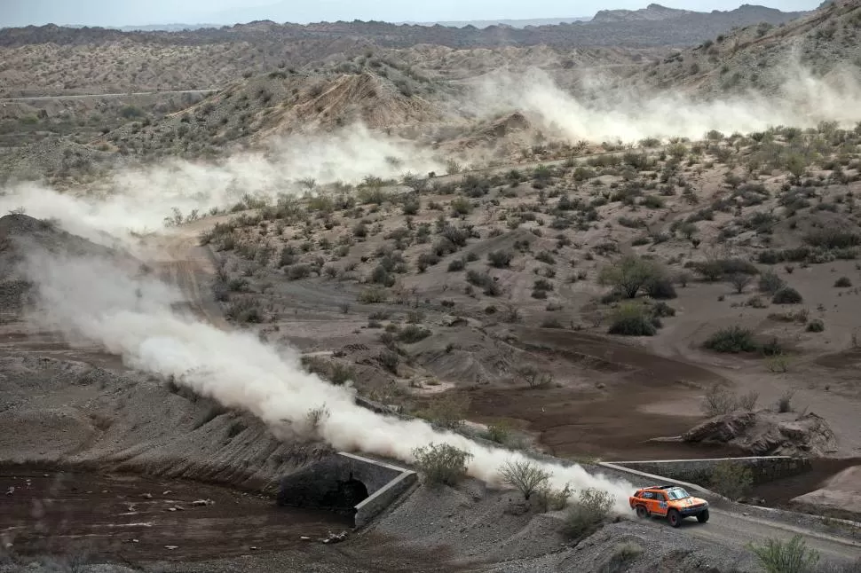 EL “YANQUI” DESAFIANTE. Ante tanta súper estructura haciéndole sombra, Robby Gordon vuelve a la carga con el Gordini. FOTOS DE REUTERS - LA GACETA / JUAN PABLO SÁNCHEZ NOLI