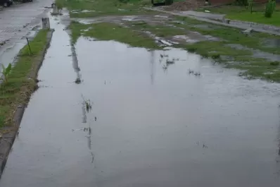 Una avenida de Simoca se pone intransitable cuando llueve