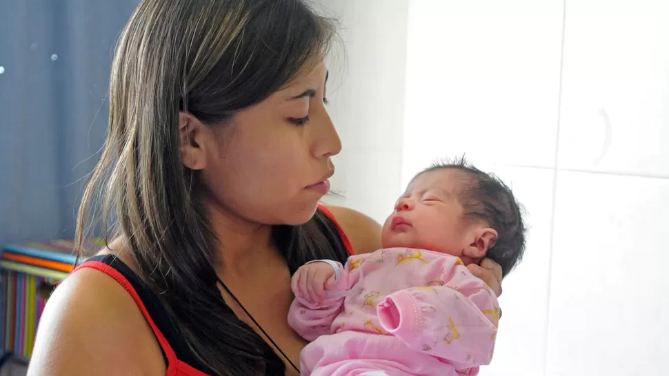 LA PRIMERA. Milagros, en brazos de su mamá, Romina Colodró. MARÍA SILVIA GRANARA / LA GACETA