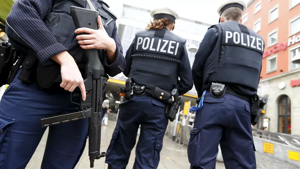 CONTROLES. Tres policías vigilan el centro de Munich. REUTERS