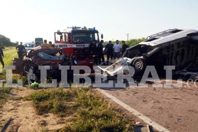 Un auto que  iba de Tucumán a Mar del Plata chocó en Santiago: hay cinco muertos