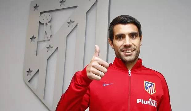 TODO BIEN. Augusto Fernández levanta el pulgar. Atlético de Madrid suma a uno de los mejores carrileros de la Liga. atleticodemadrid.com