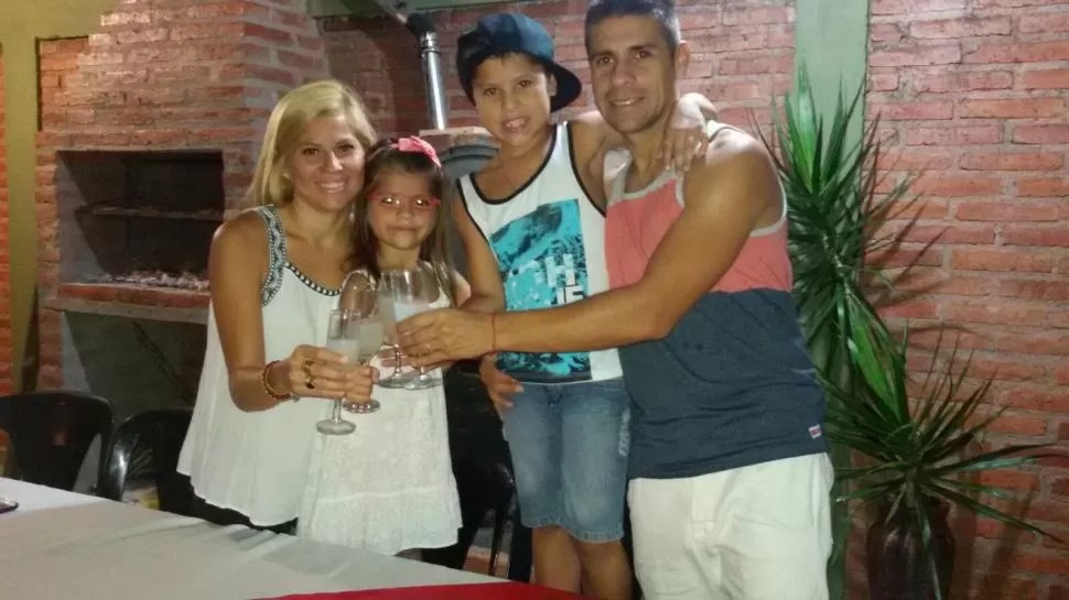 BRINDIS. Luciano González tuvo un motivo para cerrar 2015 de la mejor manera. Su alegría por la vuelta a La Ciudadela fue compartida con su esposa, María Gabriela, y con sus hijos, Jeremías e Isabella. foto luciano gonzález