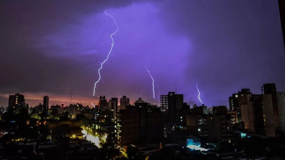 UNA NOCHE CON CIELO ILUMINADO. Los relámpagos se sucedieron incesantemente el 30 sobre la capital.