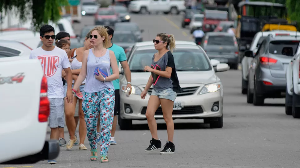 EN LA VILLA. Un grupo de jóvenes camina por el centro de Tafí del Valle. MARÍA SILVIA GRANARA / LA GACETA
